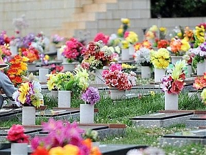 aquila, sisma, cialente, l'aquila, cimitero, fiori