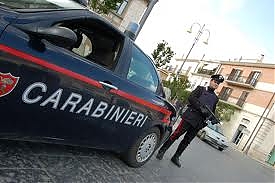 carabinieri, aggressione, acido