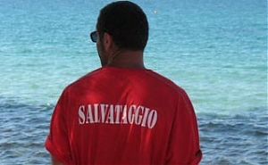 alba adriatica, mare, turista, stabilimento, salvato, salvamento, bagnino