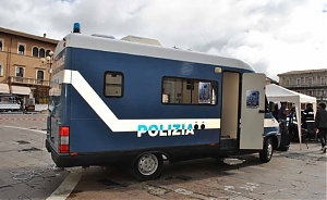 donne, poliziotto, camper, antiviolenza