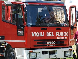 pescara, incendio, cantiere, spoltore, bombola